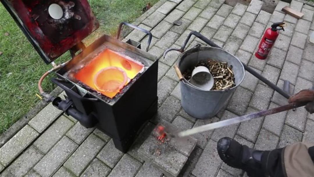 Mermi kovanlarını eriterek yeteneğini g&ouml;sterdi