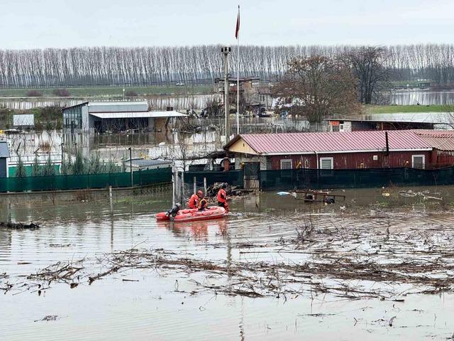 AFAD mahsur kalan hayvanları tahliye ediyor 2
