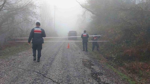 Türkeli’de heyelan nedeniyle köy yolu ulaşıma kapandı