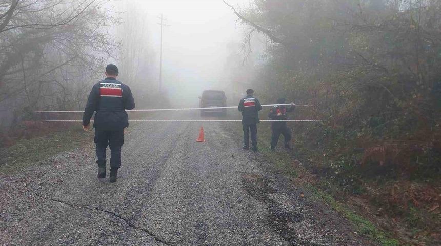 T&uuml;rkeli&rsquo;de heyelan nedeniyle k&ouml;y yolu ulaşıma kapandı