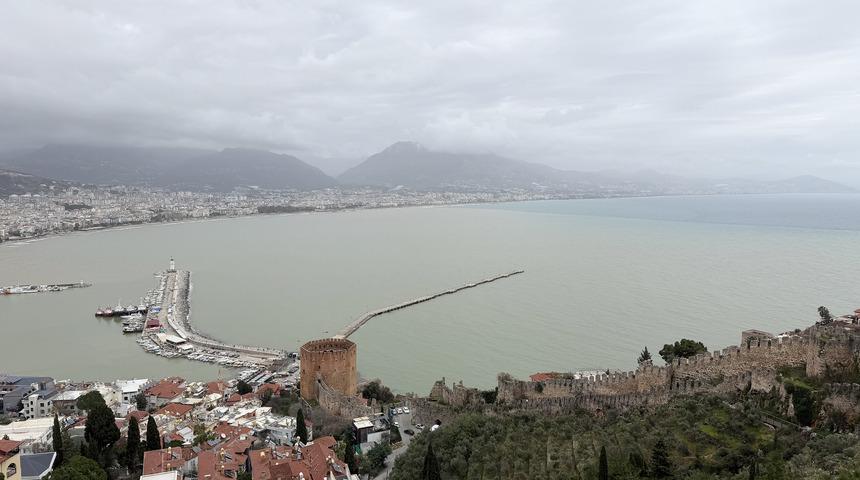 Alanya'da sağanak sonrası denizin rengi değişti