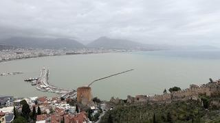 Alanya'da sağanak sonrası denizin rengi değişti