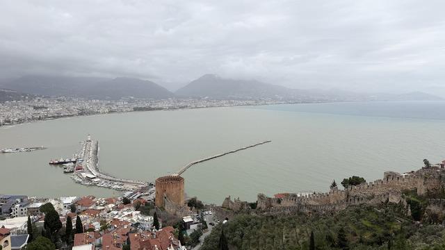 Alanya'da sağanak sonrası denizin rengi değişti