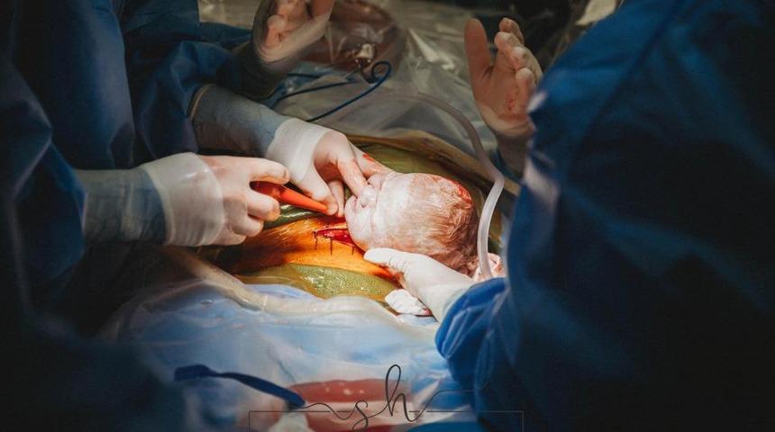 Bebeğini kendi elleriyle doğurdu