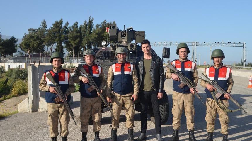 Oyuncu Emre Dinler&rsquo;den Mehmet&ccedil;iğe destek ziyareti