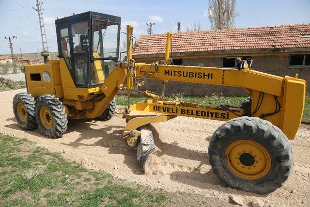 Develi’de metruk ev temizliği devam ediyor