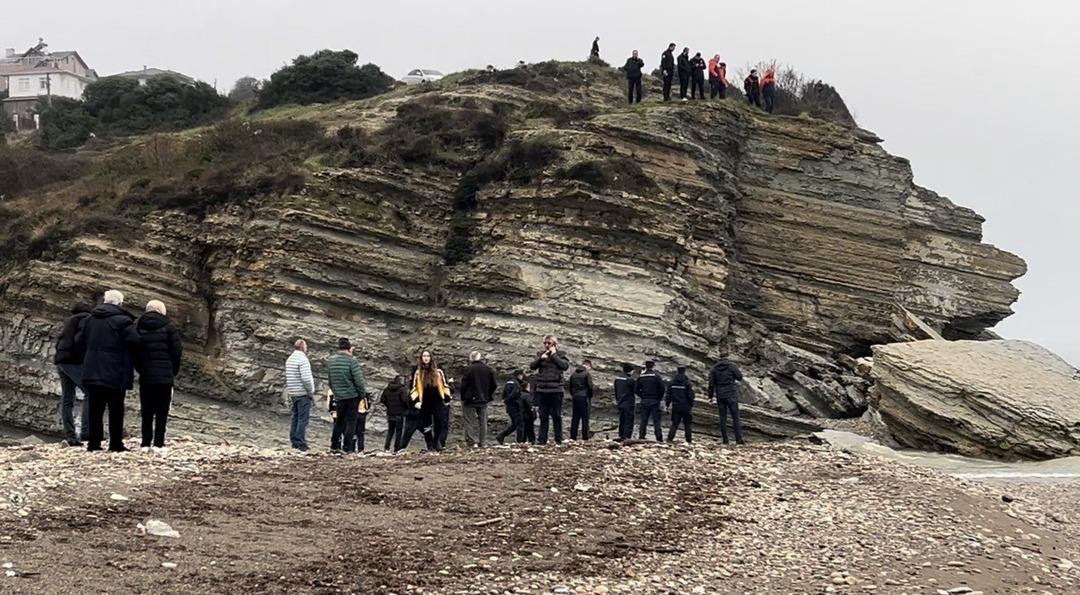 Kayıp olarak aranıyordu! 33 yaşındaki kadın kayalıklarda &ouml;l&uuml; bulundu 1