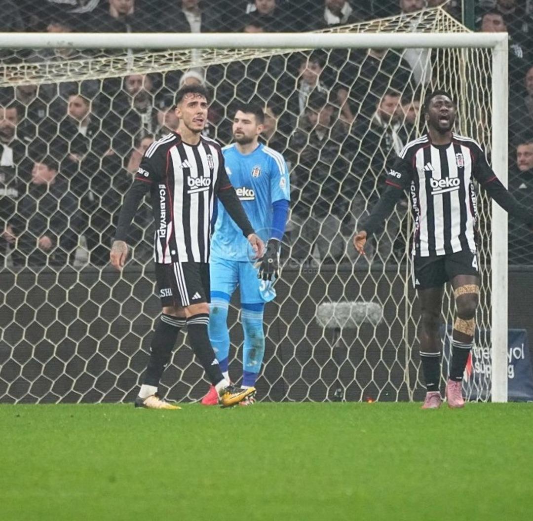 Dolmabah&ccedil;e de 16 dakikada gelen goller tib&uuml;nleri &ccedil;ıldırttı! Ersin Destanoğlu ıslıklandı 1