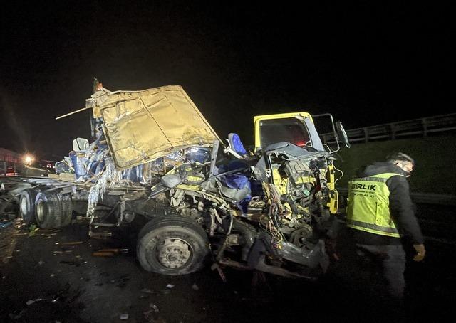 Anadolu Otoyolu nda kamyon ile tırın &ccedil;arpışması sonucu 1 kişi yaralandı 1