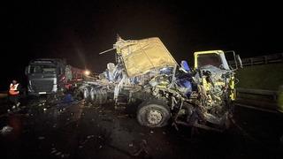 Anadolu Otoyolu'nda kamyon ile tırın çarpışması sonucu 1 kişi yaralandı