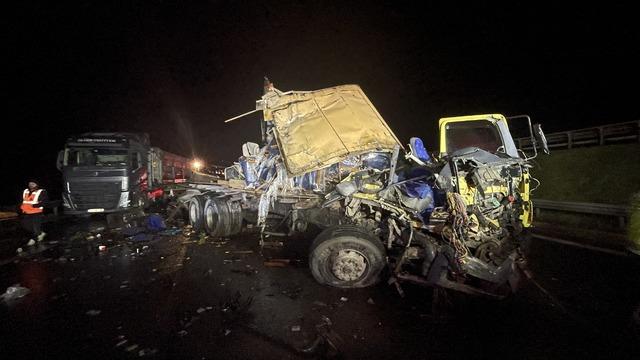 Anadolu Otoyolu'nda kamyon ile tırın çarpışması sonucu 1 kişi yaralandı
