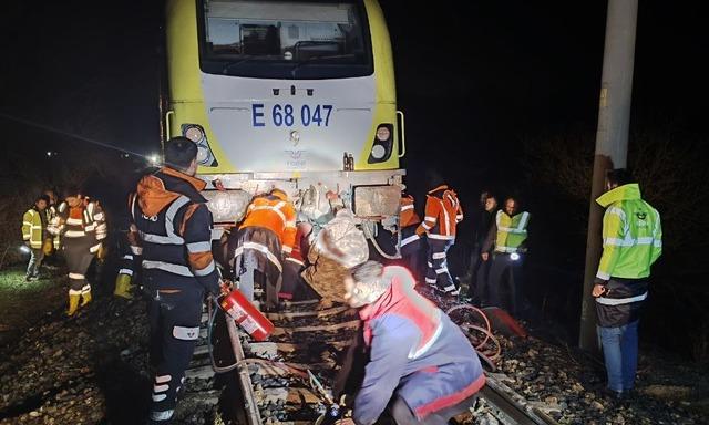 Balıkesir de yolcu treninin lokomotifi, d&uuml;şen kaya par&ccedil;ası nedeniyle raydan &ccedil;ıktı 1