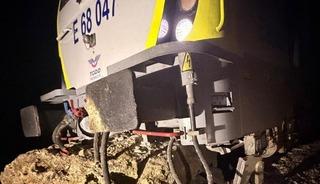 Balıkesir'de yolcu treninin lokomotifi, d&uuml;şen kaya par&ccedil;ası nedeniyle raydan &ccedil;ıktı