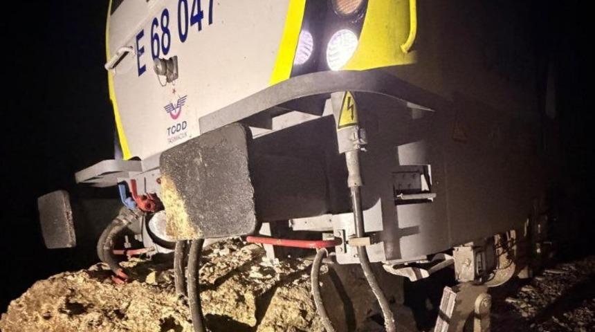 Balıkesir'de yolcu treninin lokomotifi, d&uuml;şen kaya par&ccedil;ası nedeniyle raydan &ccedil;ıktı