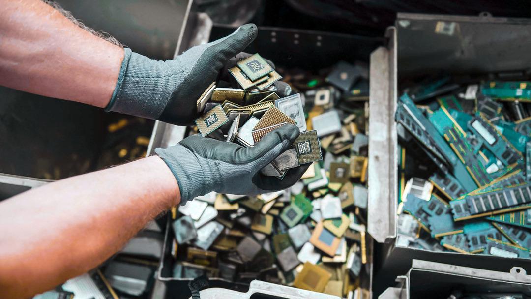 &Ccedil;ekmecende Duran Eski Telefonlar Aslında Para Ediyor mu? E-Atık Ekonomisi Nedir? 5