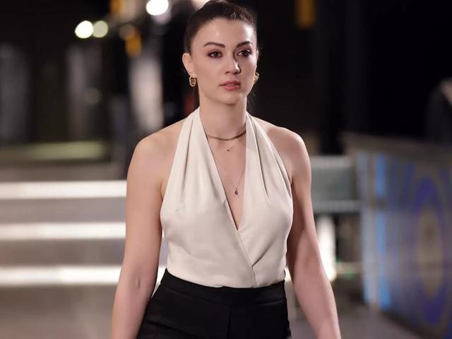 Estetik yanıtı sonra dekolteli pozları g&uuml;ndeme geldi