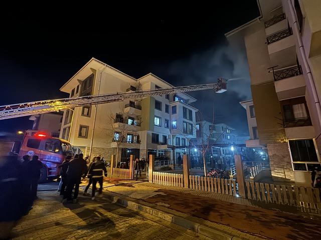 Karaman da binada &ccedil;ıkan yangında 10 kişi dumandan etkilendi 2