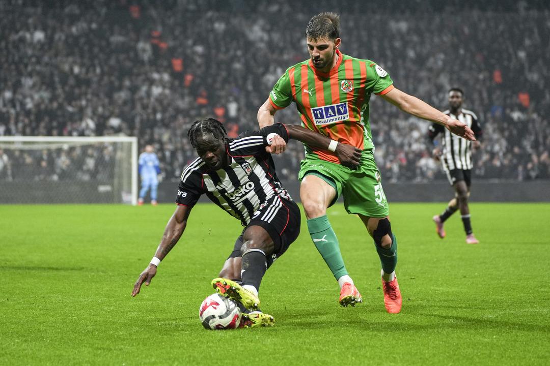 Nihat Kahveci Beşiktaş ın yıldızına kapıyı g&ouml;sterdi! "Artık gitsin" 1