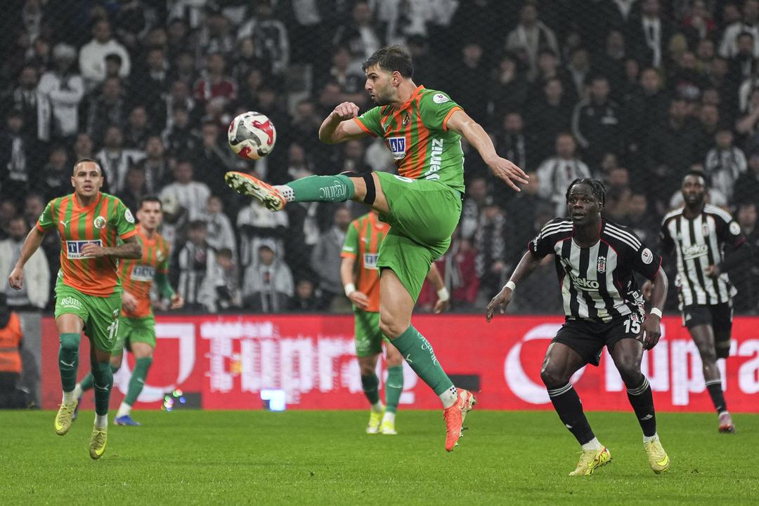 Nihat Kahveci Beşiktaş ın yıldızına kapıyı g&ouml;sterdi! "Artık gitsin" 2