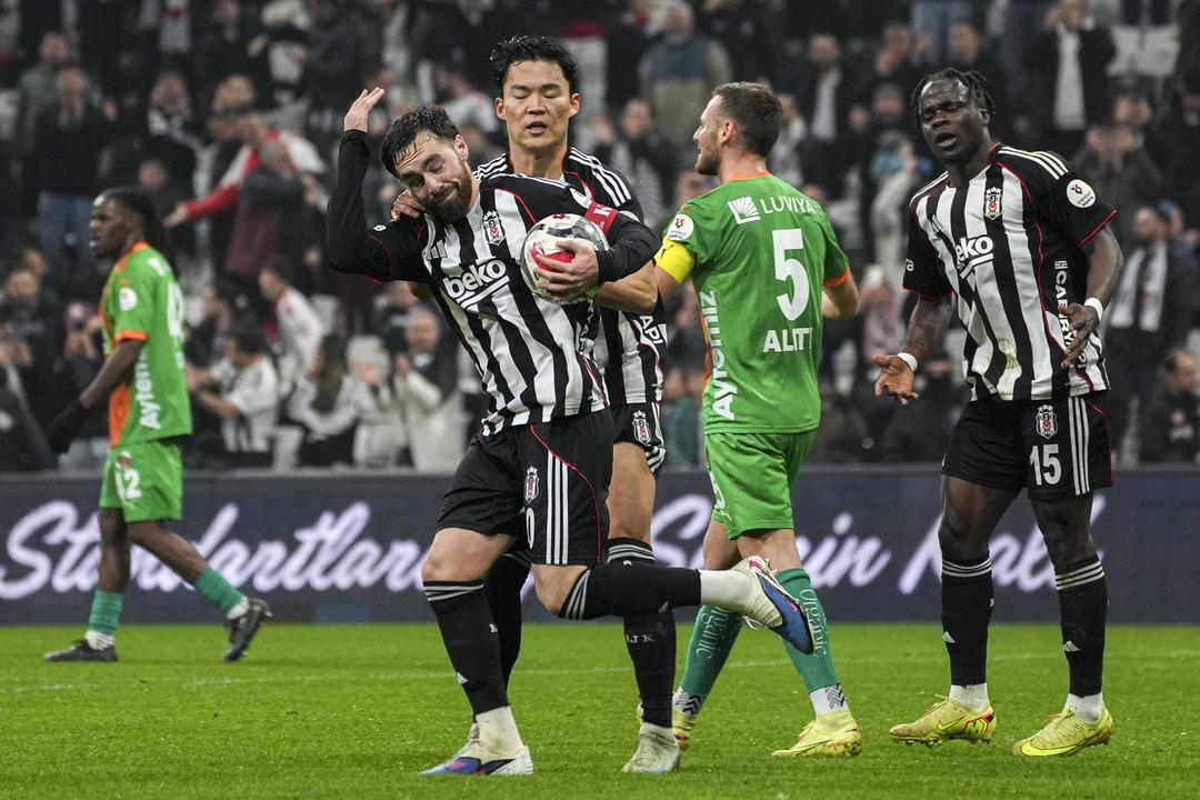 Nihat Kahveci Beşiktaş ın yıldızına kapıyı g&ouml;sterdi! "Artık gitsin" 4