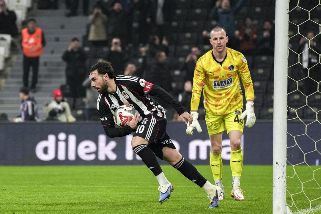 Nihat Kahveci Beşiktaş ın yıldızına kapıyı g&ouml;sterdi! "Artık gitsin" 6
