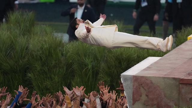 Bad Bunny ve Lady Gaga Super Bowl'a damga vurdu! Her detayı gündemde