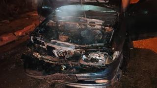 Park halindeki otomobil alev alev yandı