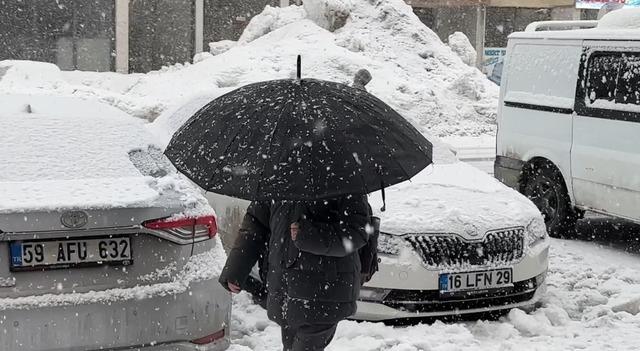 Y&uuml;ksekova&rsquo;da kar yağışı etkili oldu 10