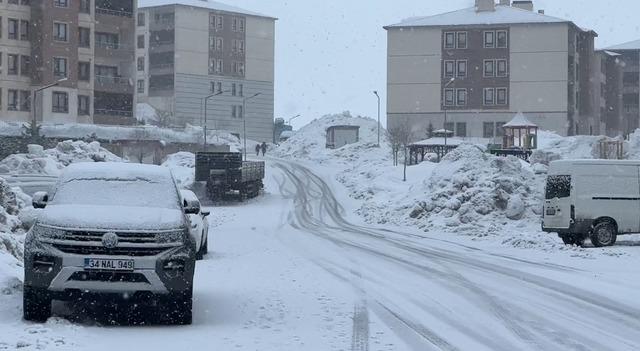 Y&uuml;ksekova&rsquo;da kar yağışı etkili oldu 4