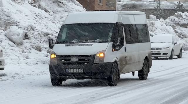 Y&uuml;ksekova&rsquo;da kar yağışı etkili oldu 2