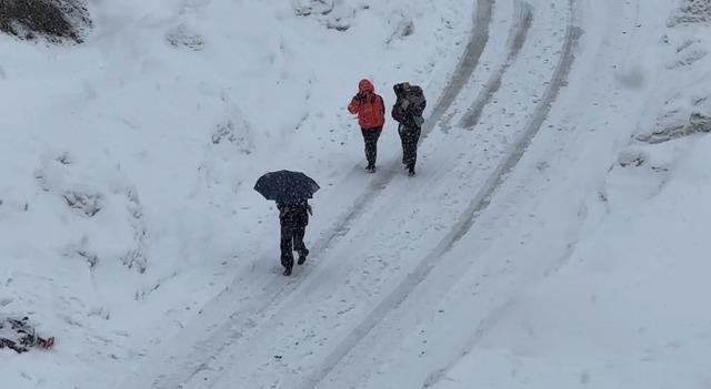 Y&uuml;ksekova&rsquo;da kar yağışı etkili oldu 1