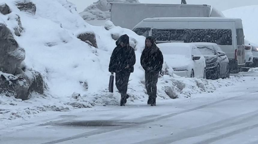 Y&uuml;ksekova&rsquo;da kar yağışı etkili oldu