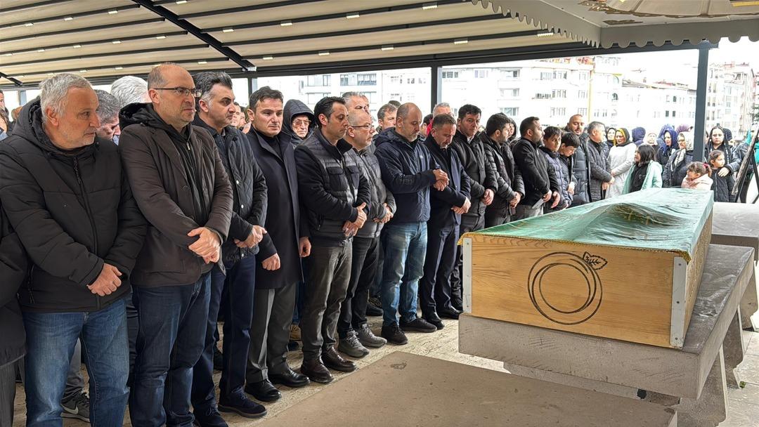 Halı sahada kahreden olay! Evli ve 2 &ccedil;ocuk babası &ouml;ğretmenin &ouml;l&uuml;m anı kamerada 1