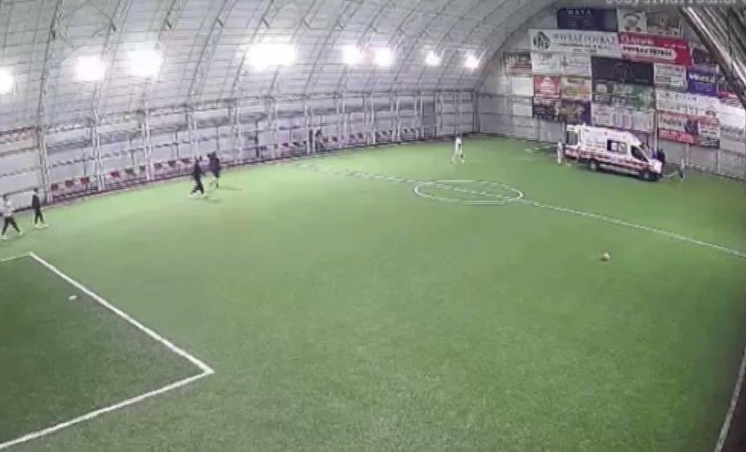 Halı sahada kahreden olay! Evli ve 2 &ccedil;ocuk babası &ouml;ğretmenin &ouml;l&uuml;m anı kamerada 2