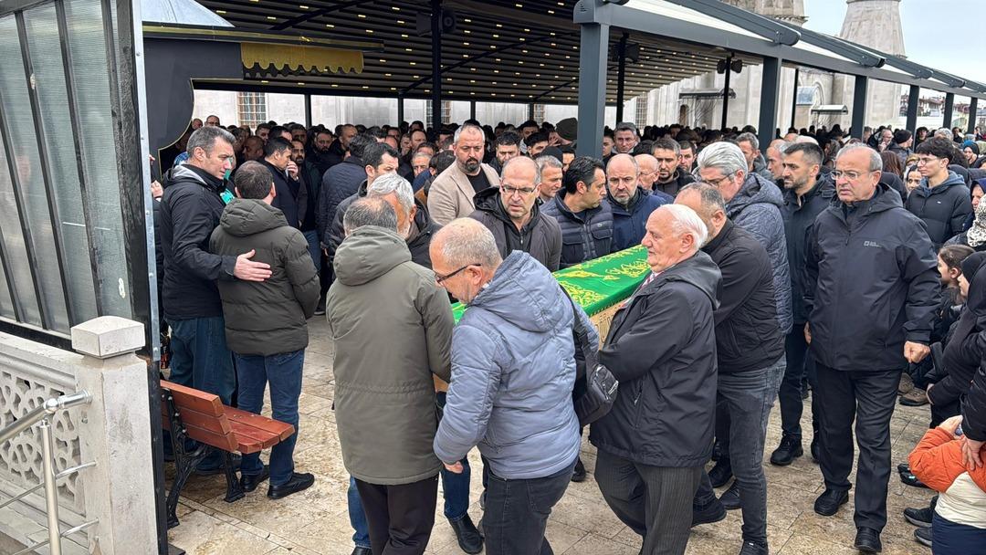 Halı sahada kahreden olay! Evli ve 2 &ccedil;ocuk babası &ouml;ğretmenin &ouml;l&uuml;m anı kamerada 3