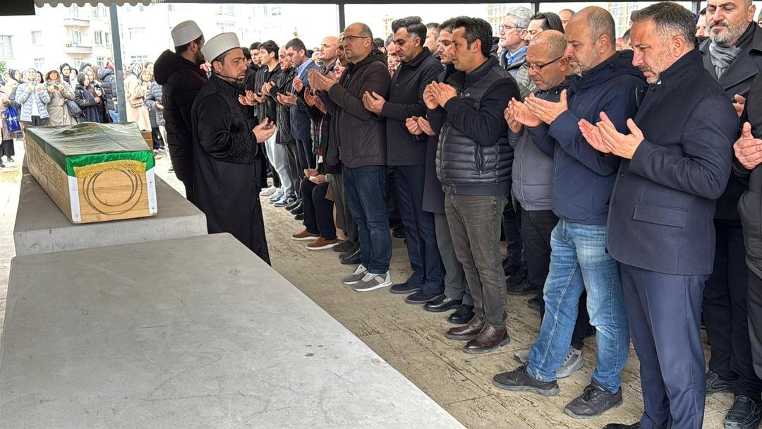 Halı sahada kahreden olay! Evli ve 2 &ccedil;ocuk babası &ouml;ğretmenin &ouml;l&uuml;m anı kamerada 4