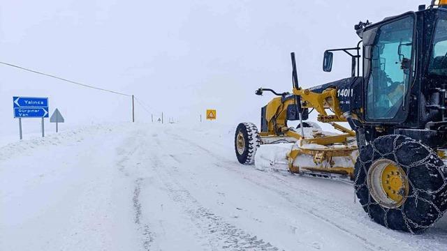 Van’da 141 yerleşim yerinin yolu kapandı