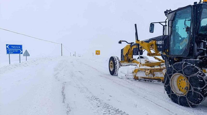 Van&rsquo;da 141 yerleşim yerinin yolu kapandı