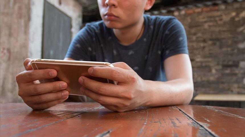 Fenomen skandalı tartışmalara yol a&ccedil;mıştı! M&uuml;stehcen i&ccedil;eriğe &ccedil;ocuk engeli geliyor