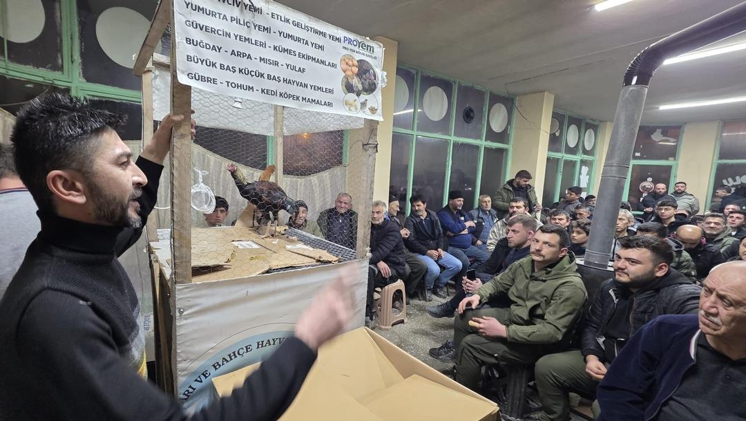 Bu mezad farklı: S&uuml;s tavukları a&ccedil;ık artırmayla satıldı! &Ccedil;evre iller akın etti 5