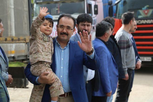 Uşak’tan çıkan yardım TIR’larındaki malzemeler sahiplerine teslim edildi