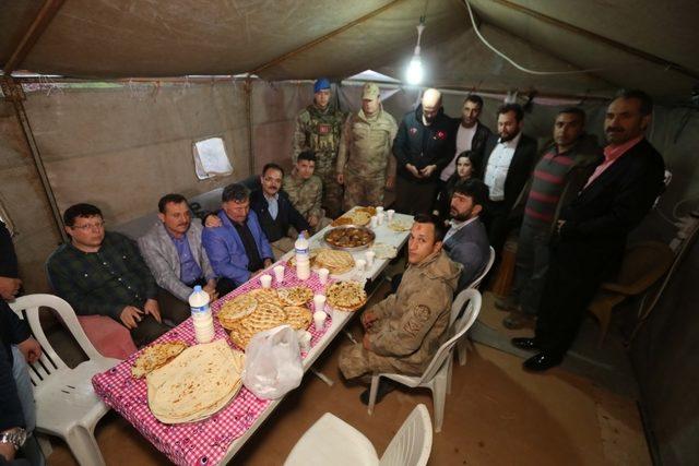 Uşak’tan çıkan yardım TIR’larındaki malzemeler sahiplerine teslim edildi