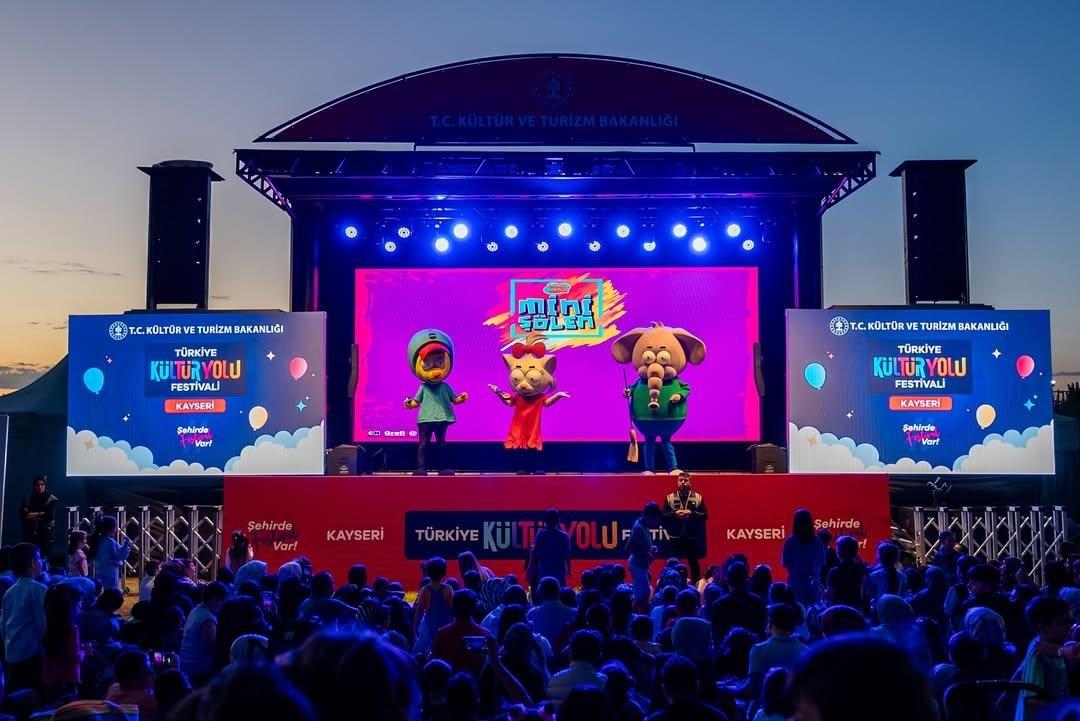 T&uuml;rkiye K&uuml;lt&uuml;r Yolu b&uuml;y&uuml;yor! Bakan Ersoy, "K&uuml;lt&uuml;r ve sanatla buluşmayan kalmayacak" dedi 2
