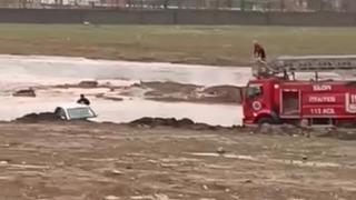 Silopi’de otomobille suda mahsur kalan 2 kişi kurtarıldı