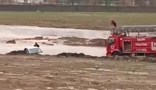 Silopi&rsquo;de otomobille suda mahsur kalan 2 kişi kurtarıldı