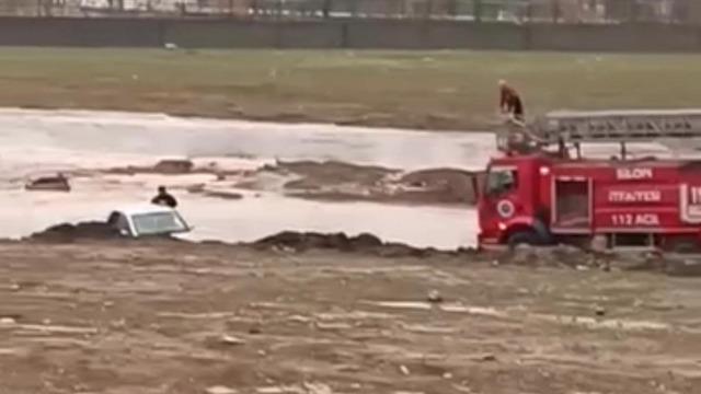 Silopi’de otomobille suda mahsur kalan 2 kişi kurtarıldı