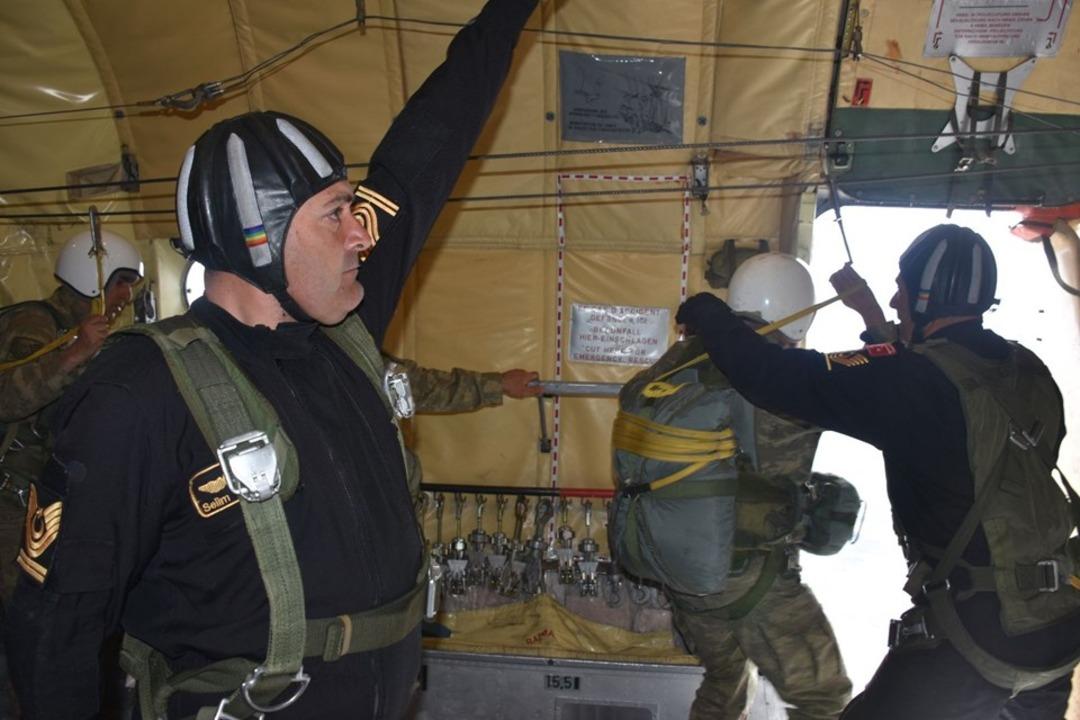 Paraş&uuml;t&ccedil;&uuml; komandolar h&uuml;nerlerini sergiledi 