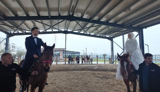 B&ouml;yle nikah g&ouml;r&uuml;lmedi! Gelin ve damat at &uuml;st&uuml;nde evlendi