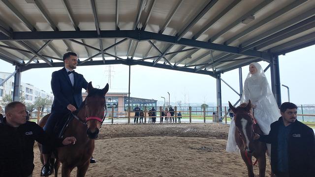 Böyle nikah görülmedi! Gelin ve damat at üstünde evlendi: 'Şahidi de at yapacaktık ama...'
