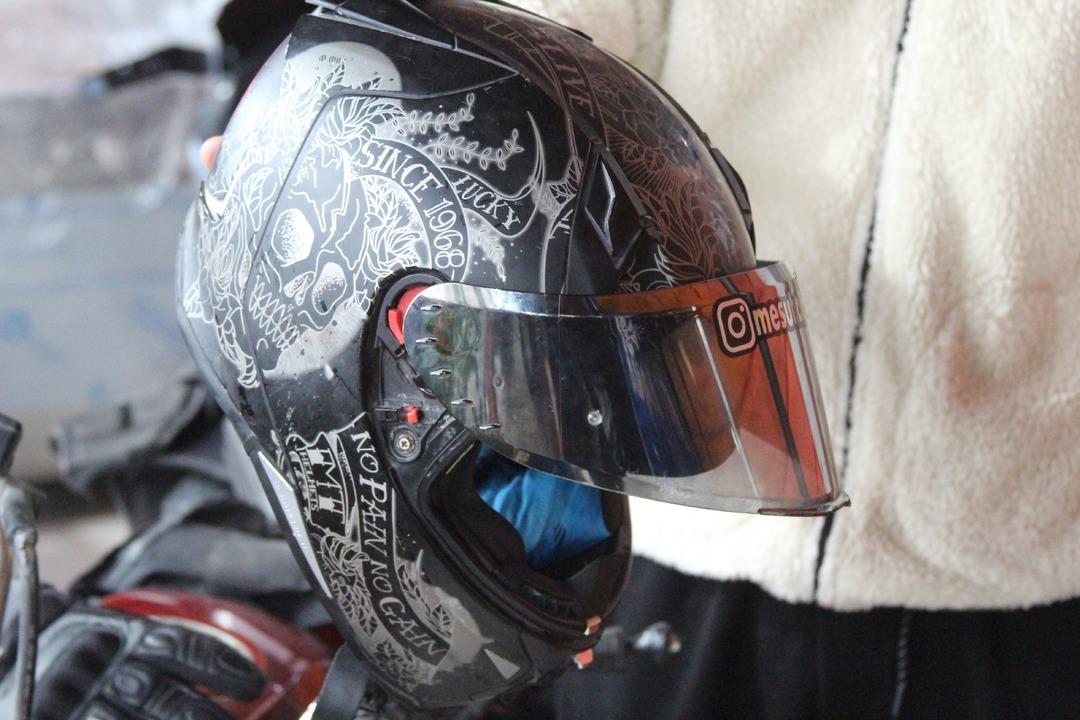 Tırın altında sıkıştı: Kaskı &ouml;l&uuml;mden kurtardı! S&uuml;r&uuml;c&uuml; dehşet anlarını anlattı 1